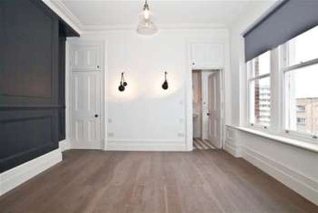  Image of 3 bedroom Flat to rent in Shepherds Bush Green London W12 at London, W12 8QA