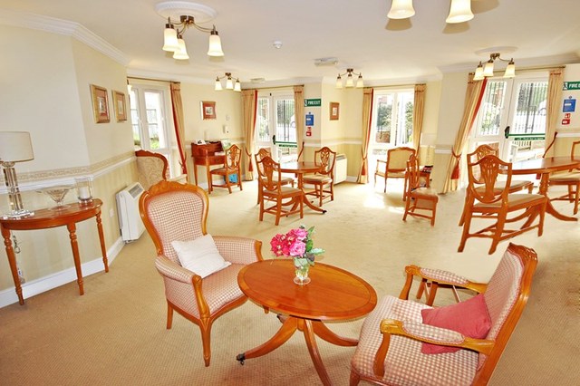  Image of 1 bedroom Retirement Property for sale in Limpsfield Road Warlingham CR6 at 545 Limpsfield Road  Warlingham, CR6 9DX