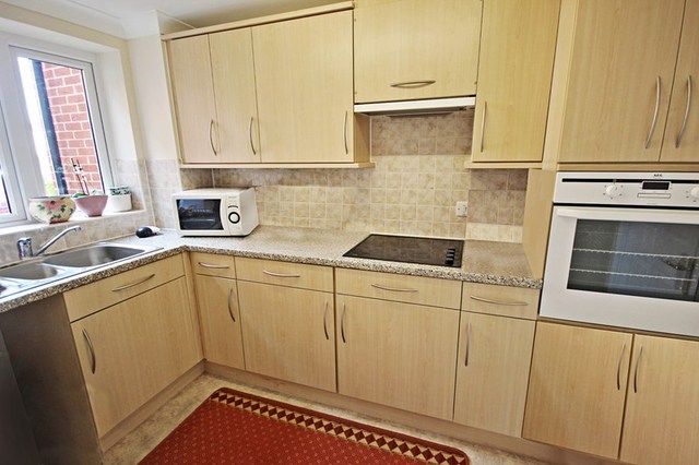  Image of 1 bedroom Retirement Property for sale in Limpsfield Road Warlingham CR6 at 545 Limpsfield Road  Warlingham, CR6 9DX