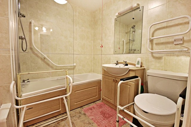  Image of 1 bedroom Retirement Property for sale in Limpsfield Road Warlingham CR6 at 545 Limpsfield Road  Warlingham, CR6 9DX