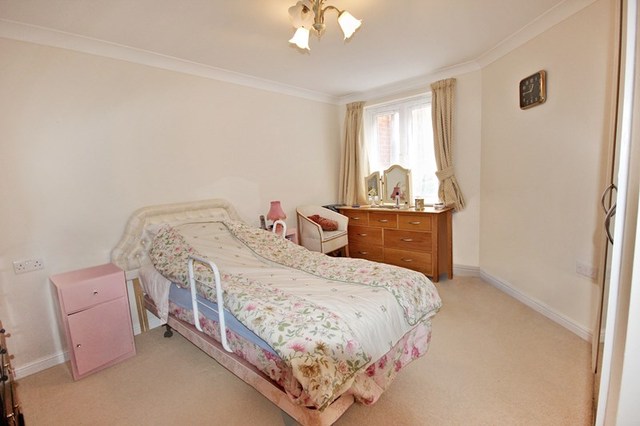  Image of 1 bedroom Retirement Property for sale in Limpsfield Road Warlingham CR6 at 545 Limpsfield Road  Warlingham, CR6 9DX