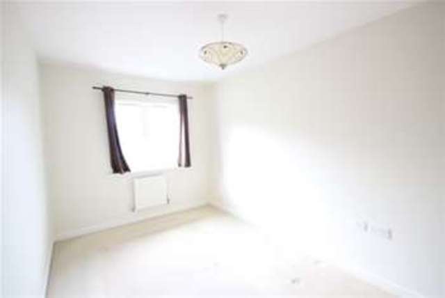  Image of 3 bedroom Semi-Detached house to rent in Wey Gardens Haslemere GU27 at Haslemere, GU27 3SX