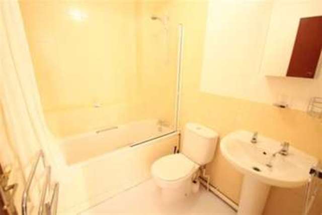  Image of 2 bedroom Flat to rent in Rex Court Haslemere GU27 at Haslemere, GU27 1LJ