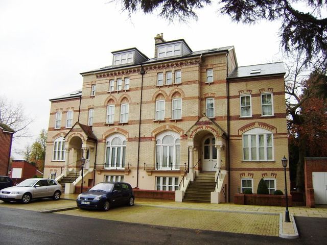  Image of 3 bedroom Flat to rent in Fairmile Henley-on-Thames RG9 at Fairmile  Henley-On-Thames, RG9 2JR