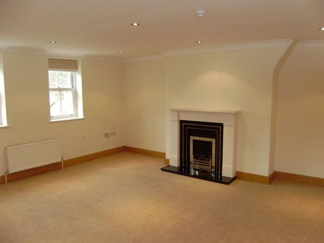  Image of 3 bedroom Flat to rent in Fairmile Henley-on-Thames RG9 at Fairmile  Henley-On-Thames, RG9 2JR