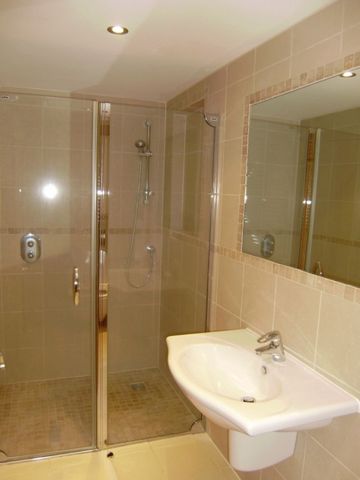 Image of 3 bedroom Flat to rent in Fairmile Henley-on-Thames RG9 at Fairmile  Henley-On-Thames, RG9 2JR