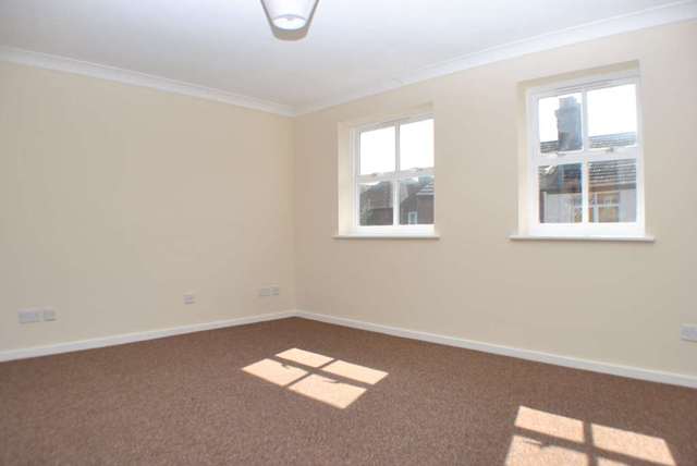  Image of 1 bedroom Apartment to rent in Gordon Road Canterbury CT1 at Henry Court  Canterbury, CT1 3PL