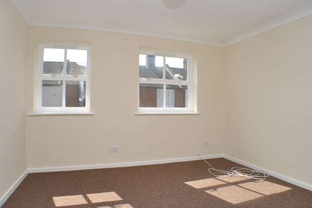  Image of 1 bedroom Apartment to rent in Gordon Road Canterbury CT1 at Henry Court  Canterbury, CT1 3PL