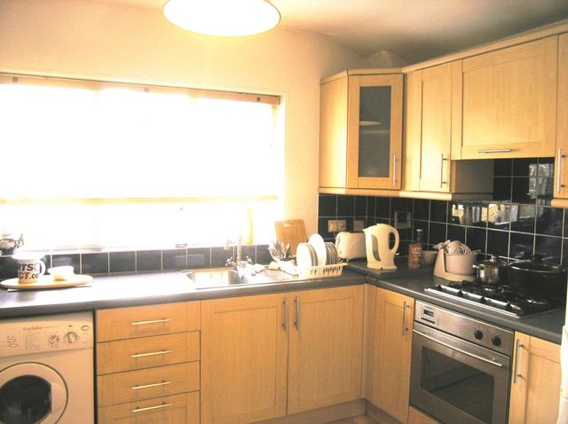  Image of 2 bedroom Flat to rent in Holyport Road London SW6 at Holyport Road  Fulham SW6, SW6 6LZ