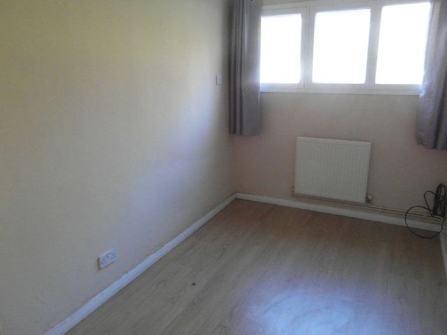  Image of 2 bedroom Flat to rent in Skipton Way Horley RH6 at Skipton Way  Horley, RH6 8LP