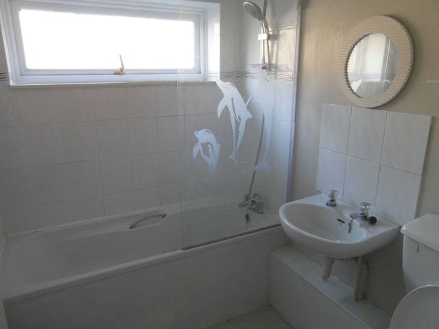  Image of 2 bedroom Flat to rent in Skipton Way Horley RH6 at Skipton Way  Horley, RH6 8LP