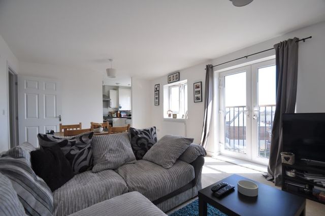  Image of 2 bedroom Flat for sale in Hornchurch Square Farnborough GU14 at Hornchurch Square  Farnborough, GU14 6FW