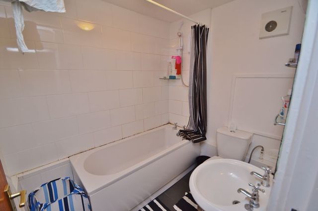  Image of 1 bedroom Flat to rent in Kersal Way Salford M7 at Kersal Way  Salford, M7 3ST