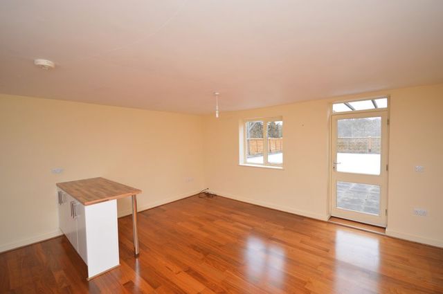  Image of 2 bedroom Flat to rent in Kings Road Haslemere GU27 at Kings Road  Haslemere, GU27 2QW