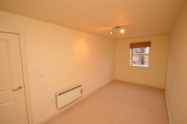  Image of 2 bedroom Flat to rent in Kings Road Haslemere GU27 at Kings Road  Haslemere, GU27 2QW