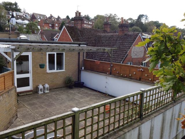  Image of 2 bedroom Flat to rent in Kings Road Haslemere GU27 at Kings Road  Haslemere, GU27 2QW