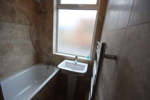  Image of 4 bedroom Flat to rent in Kings Road Kingston upon Thames KT2 at Surrey  Kingston Upon Thames, KT2 5JG