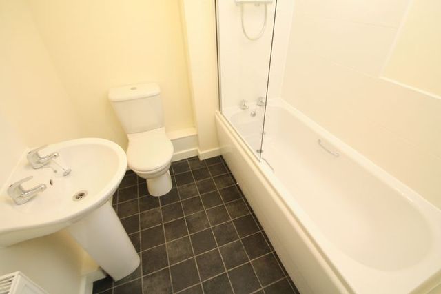  Image of 1 bedroom Flat to rent in Kittiwake Drive Portishead Bristol BS20 at Kittiwake Drive Portishead Bristol, BS20 7PN