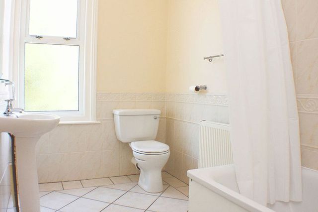  Image of 2 bedroom Flat to rent in Ladysmith Road Exeter EX1 at Ladysmith Road  Exeter, EX1 2PS