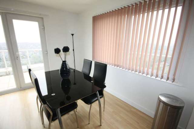  Image of 3 bedroom Apartment to rent in Lakeside Rise Manchester M9 at Blackley New Road Prestwich Manchester, M9 8QB
