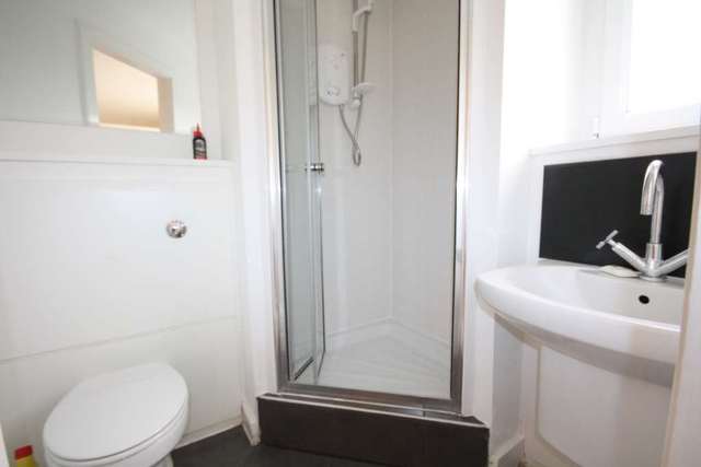  Image of 3 bedroom Apartment to rent in Lakeside Rise Manchester M9 at Blackley New Road Prestwich Manchester, M9 8QB