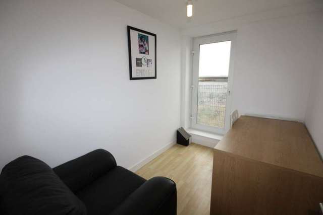  Image of 3 bedroom Apartment to rent in Lakeside Rise Manchester M9 at Blackley New Road Prestwich Manchester, M9 8QB
