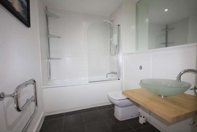 Image of 3 bedroom Apartment to rent in Lakeside Rise Manchester M9 at Blackley New Road Prestwich Manchester, M9 8QB