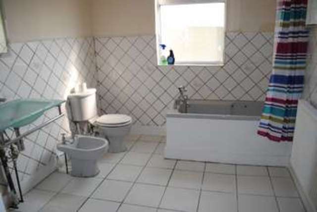  Image of 3 bedroom Terraced house to rent in Lee Avenue Chadwell Heath Romford RM6 at Romford, RM6 6UA