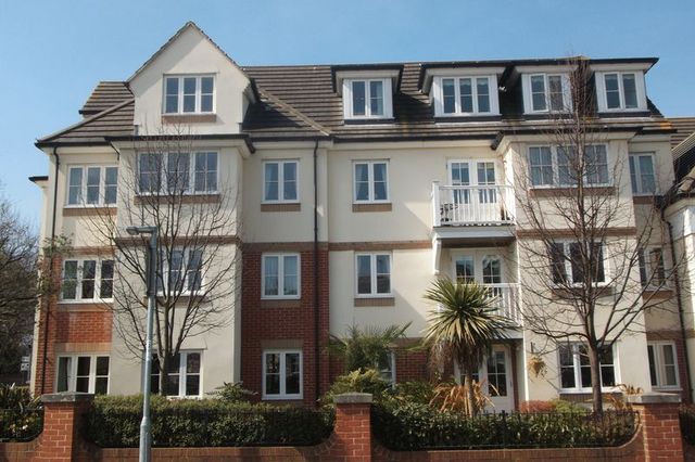  Image of 1 bedroom Flat for sale in Upper Bognor Road Bognor Regis PO21 at 26 Upper Bognor Road  Bogor Regis, PO21 1FG