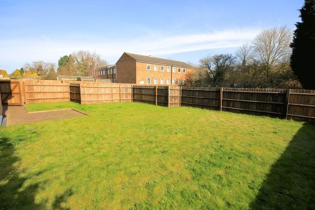  Image of 2 bedroom Flat for sale in London Road Markyate St. Albans AL3 at London Road Markyate Markyate, AL3 8JR