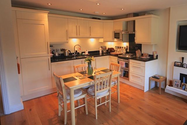  Image of 2 bedroom Flat for sale in London Road Markyate St. Albans AL3 at London Road Markyate Markyate, AL3 8JR