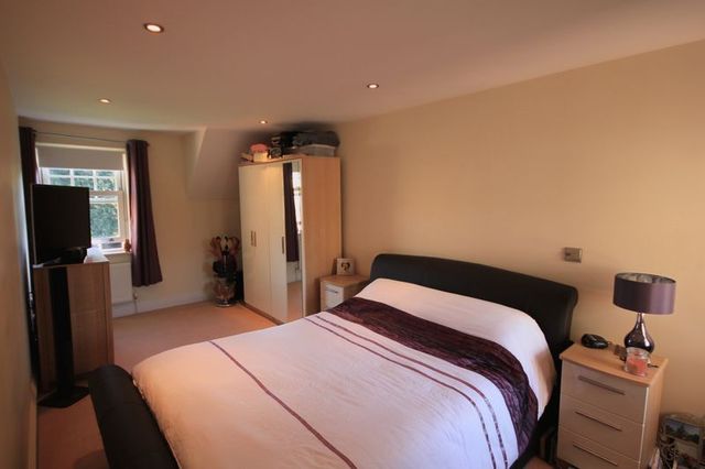  Image of 2 bedroom Flat for sale in London Road Markyate St. Albans AL3 at London Road Markyate Markyate, AL3 8JR