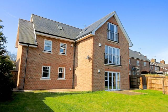  Image of 2 bedroom Flat for sale in London Road Markyate St. Albans AL3 at London Road Markyate Markyate, AL3 8JR
