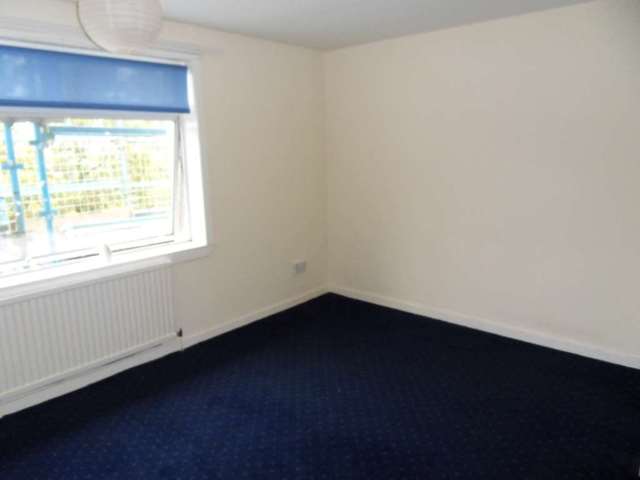  Image of 3 bedroom Flat to rent in Maple Drive Johnstone PA5 at Maple Drive Johnstone Castle Johnstone, PA5 9RP