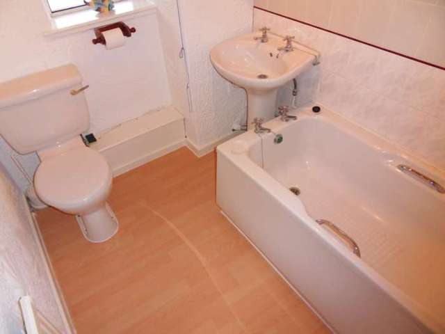  Image of 3 bedroom Flat to rent in Maple Drive Johnstone PA5 at Maple Drive Johnstone Castle Johnstone, PA5 9RP