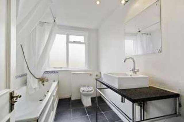  Image of 2 bedroom Flat to rent in North Side Wandsworth Common London SW18 at North Side Wandsworth Common  London, SW18 2SL