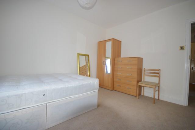  Image of 4 bedroom Flat to rent in Ormiston Grove London W12 at Shepherds Bush, W12 0JR