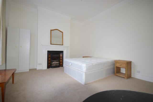  Image of 4 bedroom Flat to rent in Ormiston Grove London W12 at Shepherds Bush, W12 0JR