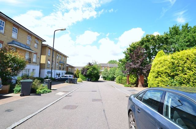  Image of 1 bedroom Property to rent in Osier Crescent London N10 at Osier Crescent  London, N10 1QS