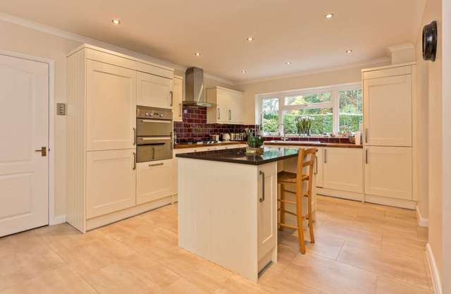  Image of 4 bedroom Detached house for sale in Oxfield Close Berkhamsted HP4 at Oxfield Close  Berkhamsted, HP4 3NE
