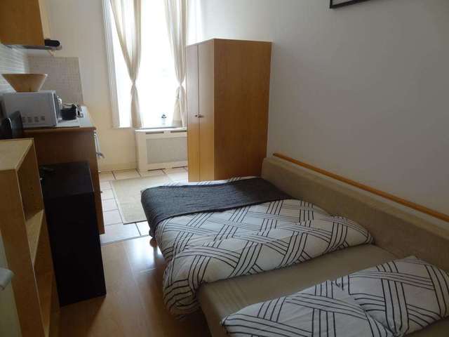  Image of Flat to rent in Penywern Road London SW5 at Penywern Road Earls Court London, SW5 9SX