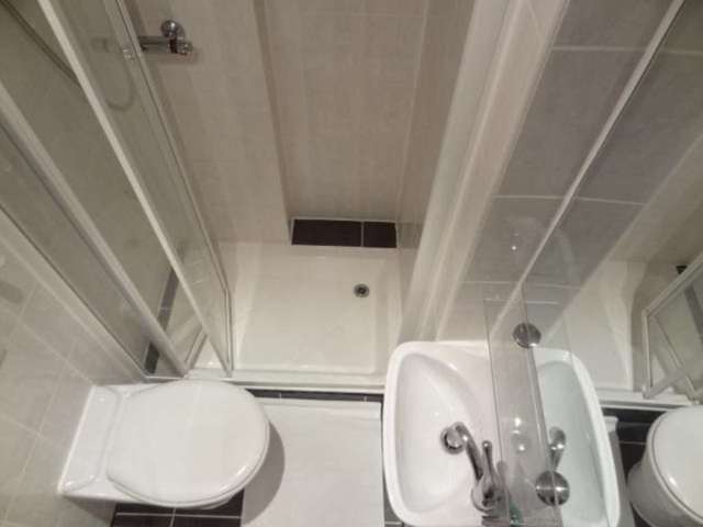  Image of Flat to rent in Penywern Road London SW5 at Penywern Road Earls Court London, SW5 9SX