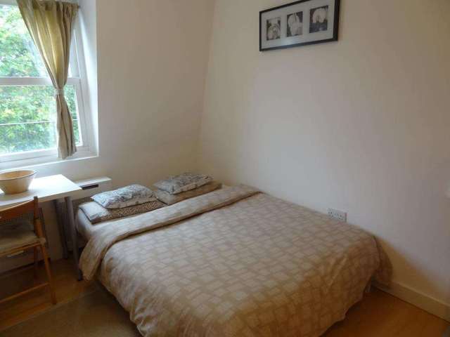  Image of Flat to rent in Penywern Road London SW5 at Penywern Road Earls Court London, SW5 9SX