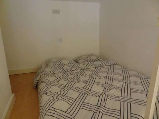  Image of Flat to rent in Penywern Road London SW5 at Penywern Road  London, SW5 9SX