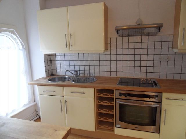  Image of 1 bedroom Flat for sale in Warwick Avenue Bedford MK40 at Warwick Avenue Bedford Bedfordshire, MK40 2EG