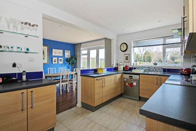  Image of 5 bedroom Detached house for sale in Queen Street Pitstone Leighton Buzzard LU7 at Queen Street Pitstone Leighton Buzzard, LU7 9AU