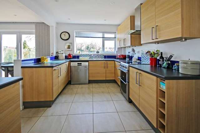  Image of 5 bedroom Detached house for sale in Queen Street Pitstone Leighton Buzzard LU7 at Queen Street Pitstone Leighton Buzzard, LU7 9AU