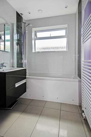 Image of 5 bedroom Detached house for sale in Queen Street Pitstone Leighton Buzzard LU7 at Queen Street Pitstone Leighton Buzzard, LU7 9AU
