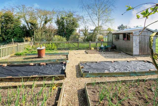  Image of 5 bedroom Detached house for sale in Queen Street Pitstone Leighton Buzzard LU7 at Queen Street Pitstone Leighton Buzzard, LU7 9AU