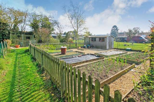  Image of 5 bedroom Detached house for sale in Queen Street Pitstone Leighton Buzzard LU7 at Queen Street Pitstone Leighton Buzzard, LU7 9AU